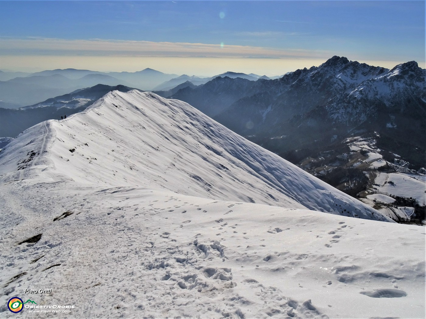 35 Sguardo indietro alla affilata cresta innevata risalita.JPG